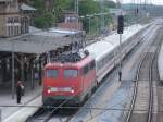 Das Servicepersonal hat den Uex 1963 aus Hamburg Altona,am 20.Mai 2011,in Bergen/Rgen schon erwartet,bevor dann 115 350 mit den Zug weiter nach Binz fuhr.