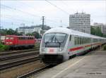 Steuerwagen voraus fhrt der IC 2293 Mnchen - Salzburg in M-Ostbahnhof ein, im Hintergrund wartet 115 116 auf neuen Einsatz - 17.06.2006
