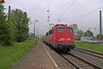 Am 02.05.2013 bespannte 115 205-7 den Pbz 2459 von Karlsruhe nach Basel. Hier fhrt der Pbz aus der Gleisbaustelle und in den Bahnhof von Kenzingen durch.