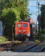 Oldiestunden im Grenzbahnhof.

115 114-1 bringt den IC 2004 zum Ausgangspunkt nach Konstanz. Das Licht kommt um diese Uhrzeit leider noch nicht von vorne. Ein Reflektor hilft dem Fotografen zu ordentlicher Beleuchtung. Für eine Lok muss dieser etwas größer sein, da steht passenderweise das ehemalige Rathaus neben dem Einfahrtsgleis. Juni 2014.