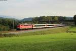 Wenn die Brücke im Hintergrund nicht wäre, dann wäre das sicher auch ein schöner Standpunkt. 115 205 mit dem IC 184 Zürich-Stuttgart bei Rottweil-Saline, 4.10.2014. Links im Hintergrund ist noch die schwäbische Alb zu erkennen.