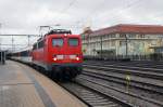 SBB/DB: Fotografieren in Singen bei starkem Wind und viel Regen am 20. November 2015. Die 115 261-0 mit den SBB Bpm bei der Ausfahrt Singen vor der Kulisse der MAGGI-FABRIK, dem Wahrzeichen des Bahnfofs Singen.
Foto: Walter Ruetsch 