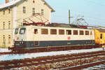 08. Januar 1995, Gut beheizt steht Lok 139 558 im Bw Freilassing vor dem Hilfszug