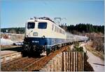 Drei-Seen-Bahn - 3 Bilder von praktisch derselben Stelle: 

Die DB 139 136-6 erreicht mit ihrem Nahverkehrszug auf dem Weg von Seebrugg nach Freiburg i.B. den Halt Schluchsee. 

Analogbild vom April 1988

