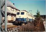 Die etwas verdeckte DB 139 136-6 beim Halt in Schluchsee ist nur Vordergründig das Motiv. Es sind vielmehr die kleinen Detail wie der Holzzaun, der Handwagen am Bahnsteig und wenn auch nur angeschnitten der Fahrleitungmast, welche mich zum Einstellen dieses Bildes bewogen haben. 

Analogbild vom April 1988 