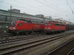 Die 182 018 bei der Durchfahr mit einem Gterzug und die 139 164 wartet an einem Rotem Signal. (Regensburg Hbf 21.12.2007) 