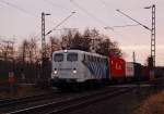 Die 139 312-3 von Lokomotion ist hier am Bahnbergang Tilmeshof Broicher Seite bei schon schwachem Abendlich zu sehen, als sie in Richtung Krefeld vorbei fhrt.