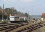 139 558 von Railadventure zieht am 21. April 2013 zwei Schiebewandwagen durch Kronach in Richtung Lichtenfels.