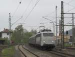 139 558 zieht am 02. Mai 2013 drei Schnellzugwagen und 193 961 durch Kronach.