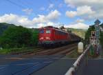 139 287-7 mit Schiebewandwagen durch Lorchhausen nach Sden fahrend. 10.8.2013