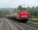139 557-3 zieht am 29. Mai 2014 einen Knickkesselwagenzug durch Kronach in Richtung Lichtenfels.