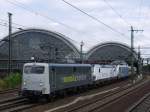 railadventure-Zug mit 139 558 + Vectron 193 902 + RAILPOOL 187 005 und zwei railadventure-Waggons bei Durchfahrt durch Dresden Hbf , 16.08.2014
