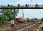 139 213 hat einen BB-Zug mit Kriegsgert (div. Kettenfahrzeuge) am Haken und ist in Richtung Leipzig unterwegs (1/3).  - 07.07.2006, bei Coswig
