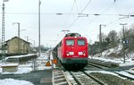 139 287 erreichte am 25.1.13 mit einem Güterzug nach München den Übergang für Fußgänger nach Gleis 3 in Oberdachstetten. 