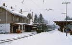 Die Höllentalbahn im Winter: 139 316-4 wartet Anfang Januar 1982 mit einem Nahverkehrszug im Bahnhof Hinterzarten die Kreuzung mit dem Gegenzug nach Freiburg ab. Mit diesem 3.333sten Bild, das ich bei bahnbilder.de einstelle, möchte ich auch Thomas Wendt für diese Website danken, denn ohne diese Möglichkeit würden meine Bilder wahrscheinlich noch auf meinem PC schlummern. Danke auch an alle für die netten Kommentare, die ich erhalten habe. Vor allem aber freue ich mich über die vielen Kontakte und schönen Treffen, die ich durch diese Seite mit anderen Eisenbahnfotografen hatte.