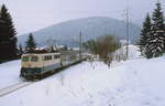 139 136-6 ist im Februar 1983 mit einem Nahverkehrszug nach Freiburg zwischen Neustadt und Titisee unterwegs
