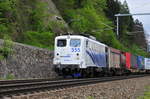 Die 139 555-7 von Lokomotion mit einem Güterzug kurz vor der Einfahrt in den Bahnhof Kufstein am 03.05.17