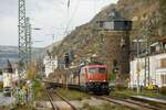 139 309-9  Bayernbahn  mit Henkelzug in Kaub am Rhein, am 25.11.2023.