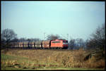 140692 ist hier mit einem Kokszug am 11.3.1994 um 9.40 Uhr am Ortsrand von Hasbergen nach Bremen unterwegs.