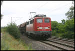 DB 140005 ist hier am 13.8.2005 um 14.11 Uhr bei Wahlitz mit einem Güterzug von Magdeburg in Richtung Dessau unterwegs.