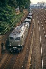 Mit einem Röhrenzug ist 140 270-0 Mitte der 1980er Jahre auf dem Gütergleis in Düsseldorf-Derendorf unterwegs, den gleichnamigen Güterbahnhof erreicht sie nach Unterquerung der