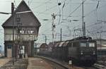 Vorbei am 1982 abgerissenen Stellwerk Hnb schleppt 140 572-9 einen gemischten Güterzug durch den Bahnhof Herne (Winter 1979)