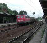 Eine BR 140 durchfhrt den Bahnhof von Werder/Havel mit einem Gterzug.