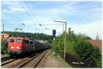 140 614-9 durchfhrt mit dem mittglichen Daimlerzug Rastatt - Sindelfingen den Bahnhof Bilfingen.