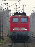 140 716 steht mit ihrem Zug vor dem Halt zeigenden Hauptsignal in Rheine=Bentlage, 22.01.16.