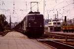 27.Mai 1991 Hbf.-TH durchfahrend Gleis 3 des Hbf.-TH 140 369-0 ( Bw HS 1) mit 56750 (Mercedes) von TSI (Sindelfingen) nach HBSB (Bremen Seebalds-Brück).Aufnahme Tele-objektiv