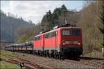 140 854 und 140 844 schleppen den schweren  Haribo-Express  61263 von Bochum nach Dillenburg und werden gleich den Bahnhof Plettenberg durchfahren.