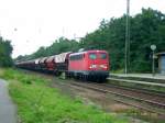 Am 29.08.08 zieht 140 671 einen langen Gterzug aus Schwenkdachwagen durch Raguhn in Richtung Bitterfeld.