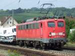 BR 140 597 durchfhrt Efringen-Kirchen mit einem Mercedes-Benz Sprinter Gterzug am 28.08.2008.