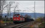 140 815 und 140 830 mit einem Kohlezug bei Essingen(b.Aalen). Die Durchfahrtszeit in Aalen sollte um 15:37 Uhr sein, aber schon um 15:00 Uhr waren die Lichtverhltnisse grenzwertig.
Da es jedoch immer dunkler wurde, musste das schnere Landschafts-Eisenbahn-Motiv gegen eine schlichte Frontaufnahme gewechselt werden.
Als der Zug um die Kurve fuhr, wurde schon auf ISO 800 aufgefahren. 