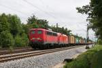 140 003 und die abgebgelte 1116 270 mit einem Containerzug am 09.06.2009 in Haar.