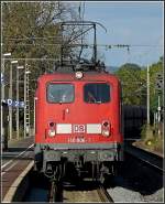 140 806-1 untersttzt von einer Schwesterlok, donnert am 18.10.09 mit einem Gterzug durch den Bahnhof von Saarburg.