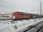 Hier 140 112-6 mit einem Gterzug in Richtung Berlin, bei der Ausfahrt am 23.12.2009 aus Angermnde.