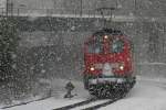 140 856-6 und 140 xxx kmpfen sich am 30.1.10 durchs dichte 
Schneetreiben in Dsseldorf-Rath
