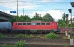 140 291-6 im Seitenprofil, als sie mit ihrem Kesselwagenzug durch Hamburg-Harburg rauscht. Aufgenommen am 06.07.2010.