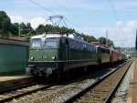 E 40 128 zieht am 19. August 2010 einen Lokzug bestehend aus der 211 049-2, 180 014-3, 229 188-8 sowie zwei Begleitwagen ber Gleis 4 durch Kronach. Ziel des Zuges war Nrnberg.