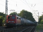 Die BR 140 833-5 kommt mit einem sehr lagen Kesselwagenzug aus Neuss nach Aachen-West fhrt durch Kohlscheid bei der Abendsonne.