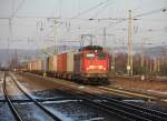 Das gibt's auch nicht oft: 140 799-8 vor einem Containerzug in Fahrtrichtung Sden. Aufgenommen am 11.02.2012 in Eichenberg.