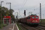 140 680 am 26.4.12 mit einem Stahlzug bei der Durchfahrt durch Duisburg-Bissingheim.