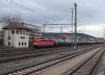 140 569-5 steht am 11. April 2013 mit einem Kesselwagenzug auf Gleis 1 in Kronach.