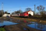 Bei frühlingshaftem Wetter durchfährt die 140 585-1 von DB Schenker mit einem Wagen von DB Autozug, einem weißen IR Wagen vom Fernverkehr und zahlreichen Regio Wagen den Bahnhof Mersch