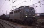 140861 hat am 21.1.1989 um 09.10 Uhr einen Güterzug aus den Niederlanden übernommen und wartet hier im Grenzbahnhof Bad Bentheim auf Ausfahrt in Richtung Westen.