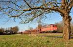 140 401-1 fuhr am 12.03.2015 mit einem Güterzug von Emden nach Osnabrück, hier in Leer.