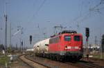 140 353 mit einem Zug Lhoist-Waggons in Coswig (bei Dresden) in Richtung Naundorf; 10.04.2015
