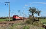 140 506-7 fuhr am 16.04.2015 mit einem Autozug nach Emden, hier bei Veenhusen.