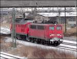 Zweiergespann - die 140 168-8 schleppt die 232 204-7 in den Hbf Stralsund.